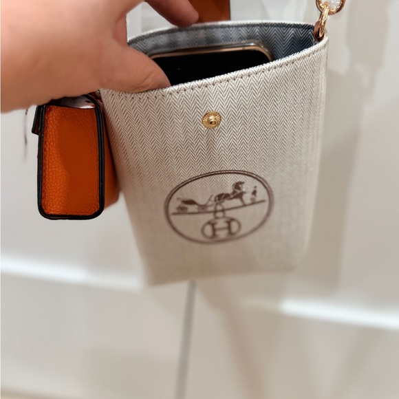 UPCYCLED HERMÈS DUST BAG
PHONE POUCH + air pod holder and gift bag - Picture 6 of 14